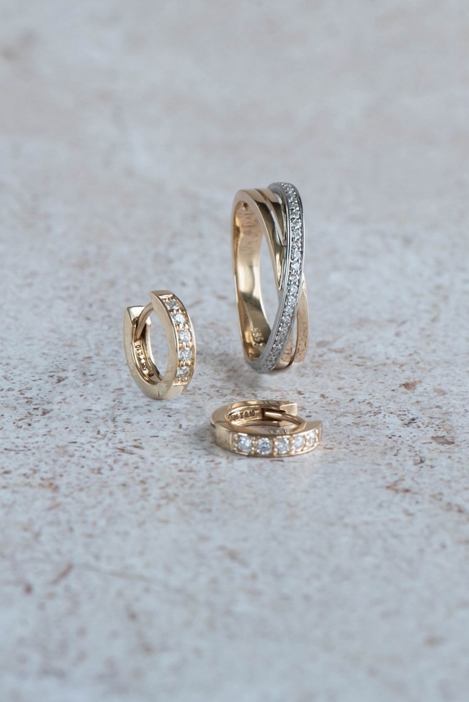Geelgouden Klapoorringen met Diamant 0,20 karaat