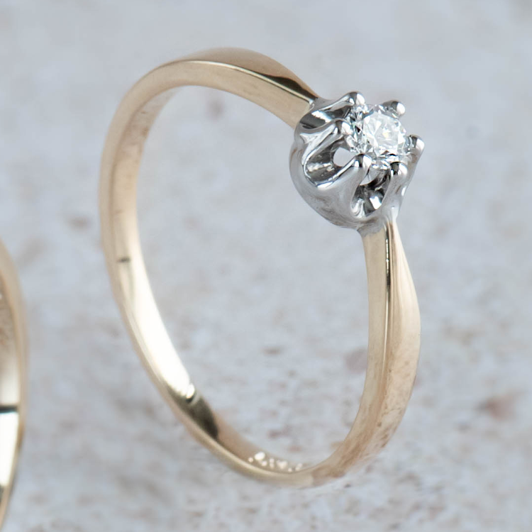 Bicolor gouden Solitairring met Diamant 0,10 karaat