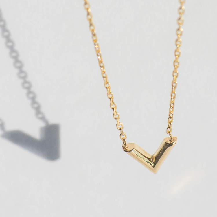 Geelgouden collier Ankerschakel met V hanger