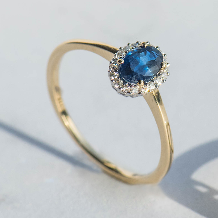 Geelgouden ring met Saffier en Diamant