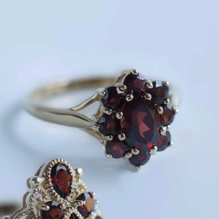Geelgouden ring met Granaat