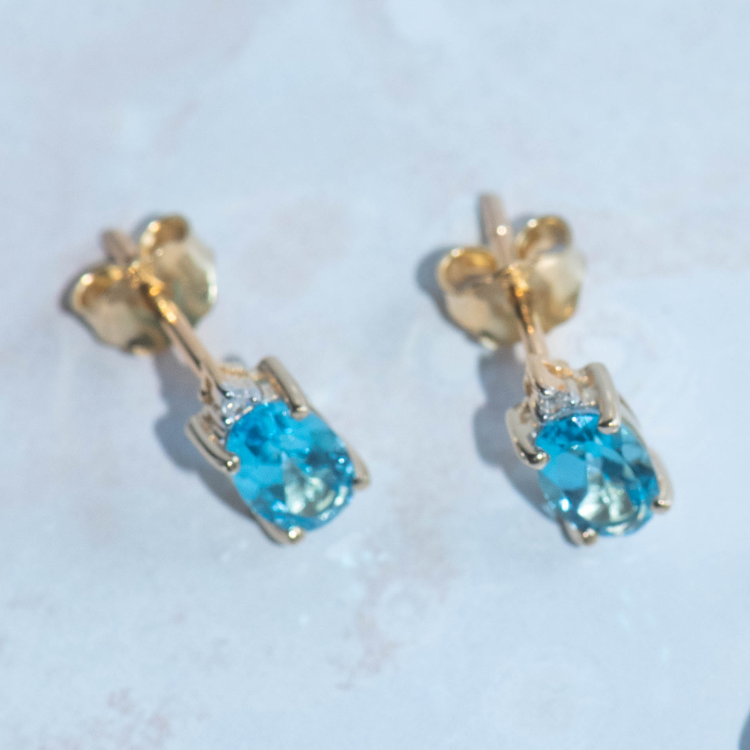 Geelgouden oorknoppen met Swiss Blue Topaas en Diamant