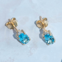 Geelgouden oorknoppen met Swiss Blue Topaas en Diamant