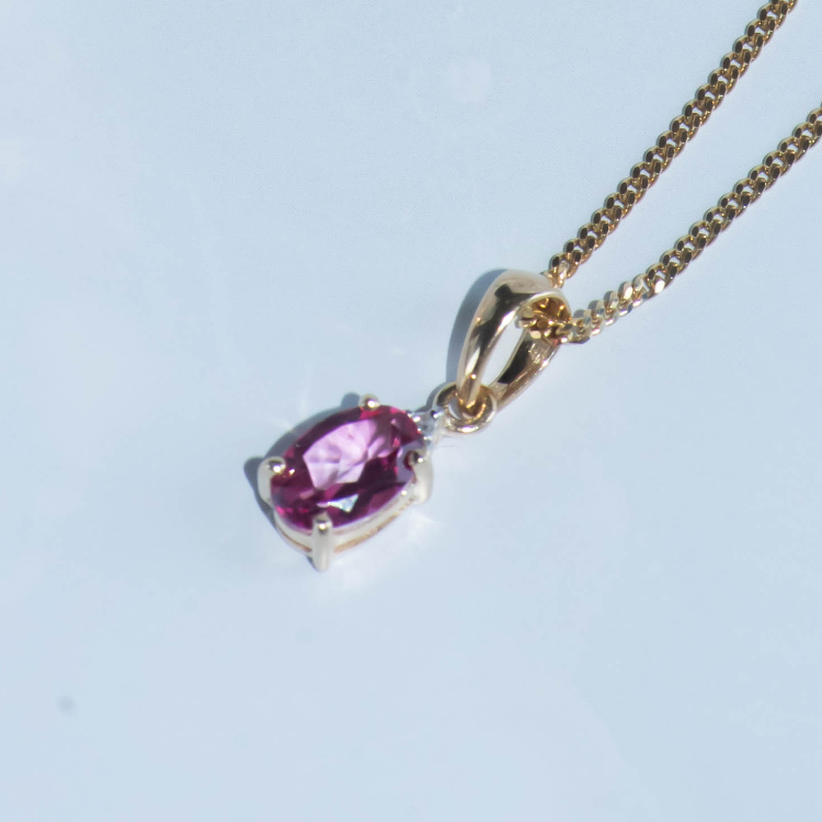 Geelgouden hanger met Mystic Pink Topaas en Diamant