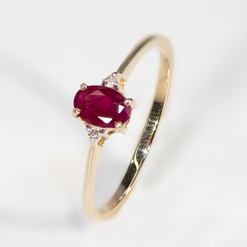 Geelgouden ring met Robijn en Diamant